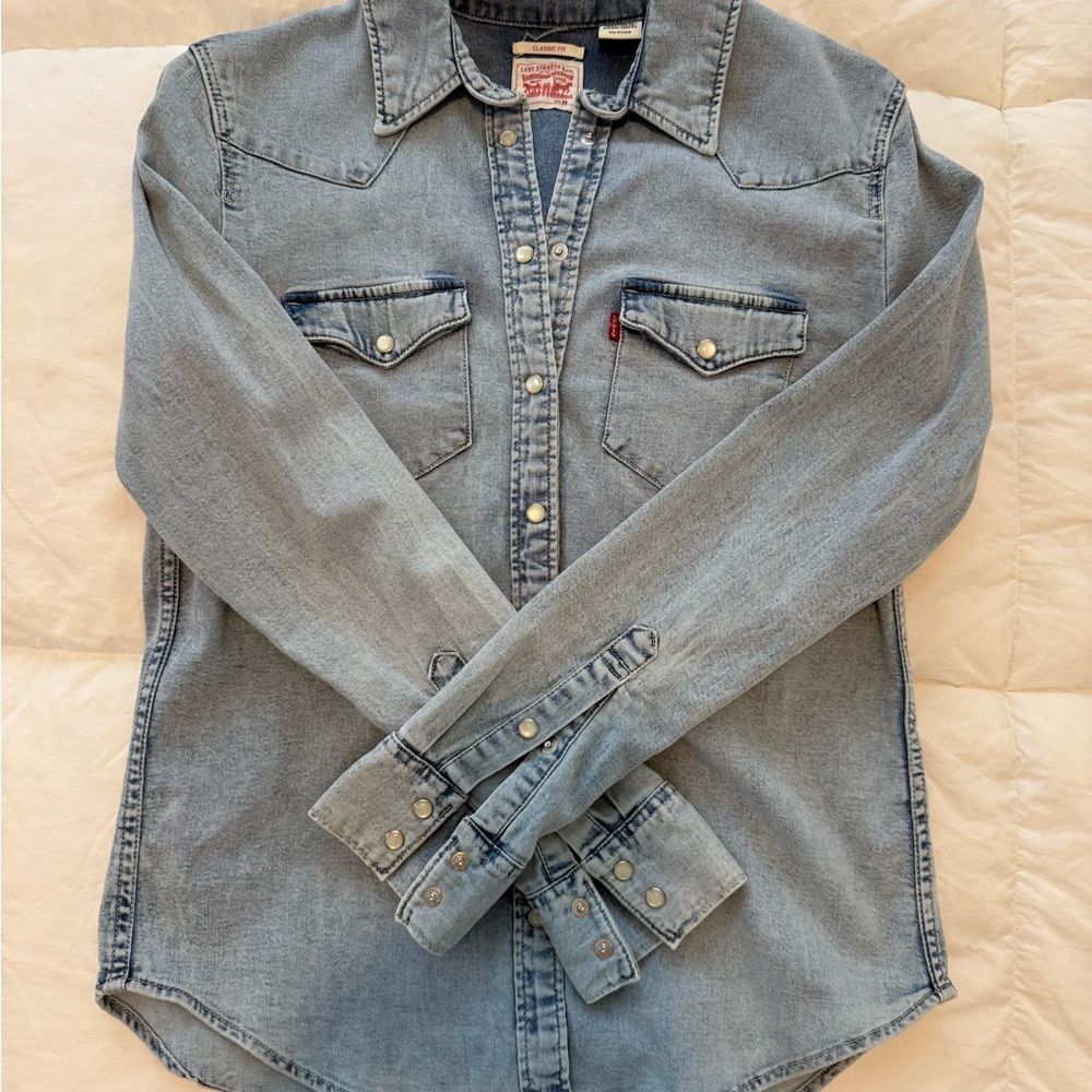 Levi's Classic Fit Denim Shirt in Light Blue - XS